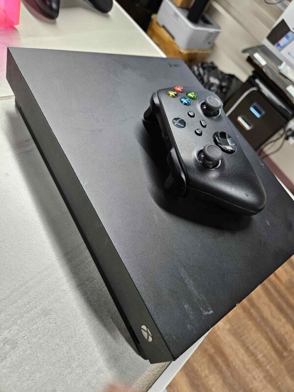 Xbox one S,1TB, with controller